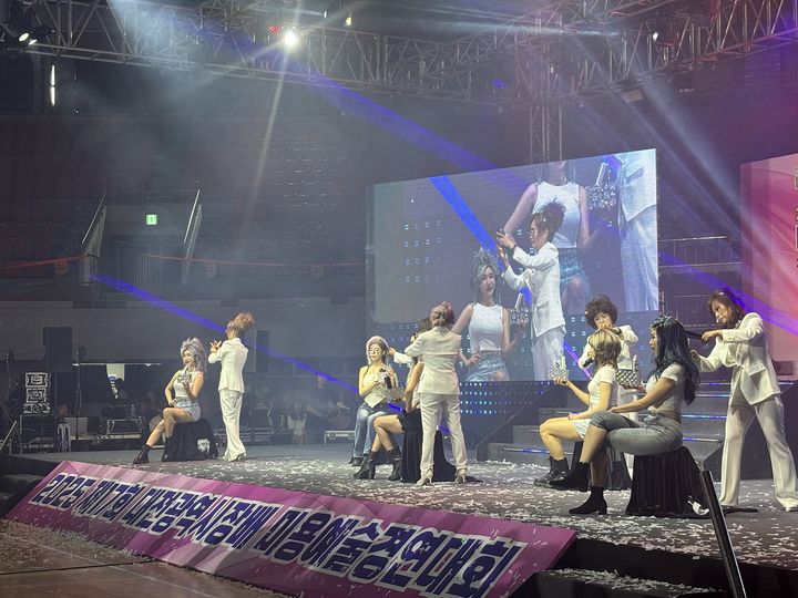 [대전=뉴시스] 제17회 대전광역시장배 미용예술경연대회가 5일 대전 충무체육관에서 열렸다. (사진=대전시 제공) 2025.06.05. photo@newsis.com *재판매 및 DB 금지