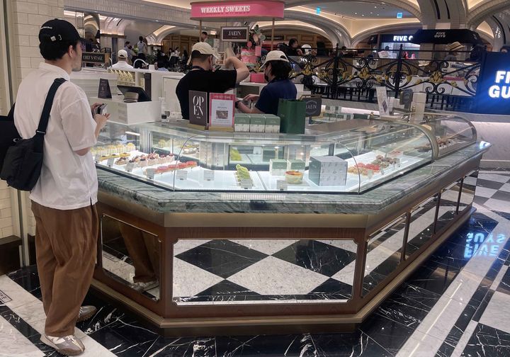 [서울=뉴시스]신세계백화점 강남점은 ‘스위트파크’ 매장에서 디저트 브랜드 팝업스토어 릴레이를 펼칠 예정이다.(사진=신세계백화점 제공) *재판매 및 DB 금지