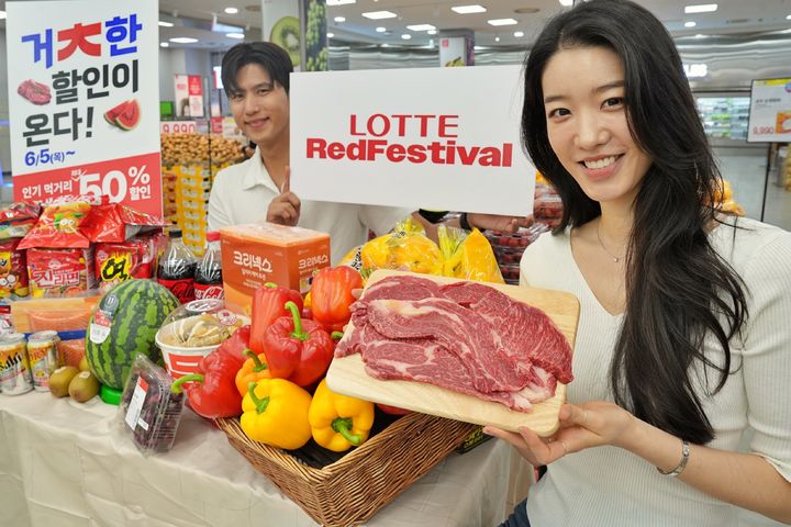 [서울=뉴시스]롯데마트 제타플렉스 서울역점에서 '롯데레드페스티벌'을 홍보하는 모델 모습(사진=롯데쇼핑 제공) *재판매 및 DB 금지