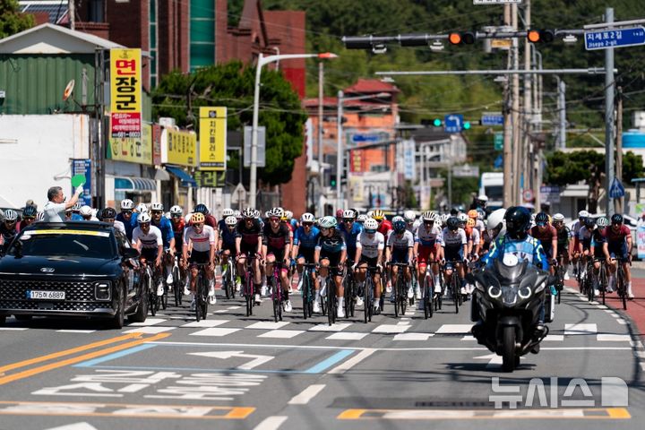 [거제=뉴시스]경남도 주최 국제도로사이클대회 '투르 드 경남 2025'에 참가한 국내외 선수들이 대회 2일차인 5일&nbsp; 거제시 구간을 경기를 펼치고 있다.(사진=경남도 제공)2025.06.05. photo@newsis.com