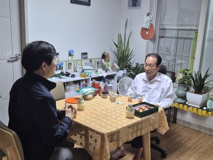 [광주=뉴시스] 이도영 광주고용노동청장이 5일 호국보훈의 달을 맞아 지역 국가유공자 노향도씨의 집을 방문해 안부인사를 전하고 있다. (사진 = 광주고용노동청 제공) 2025.06.05. photo@newsis.com *재판매 및 DB 금지