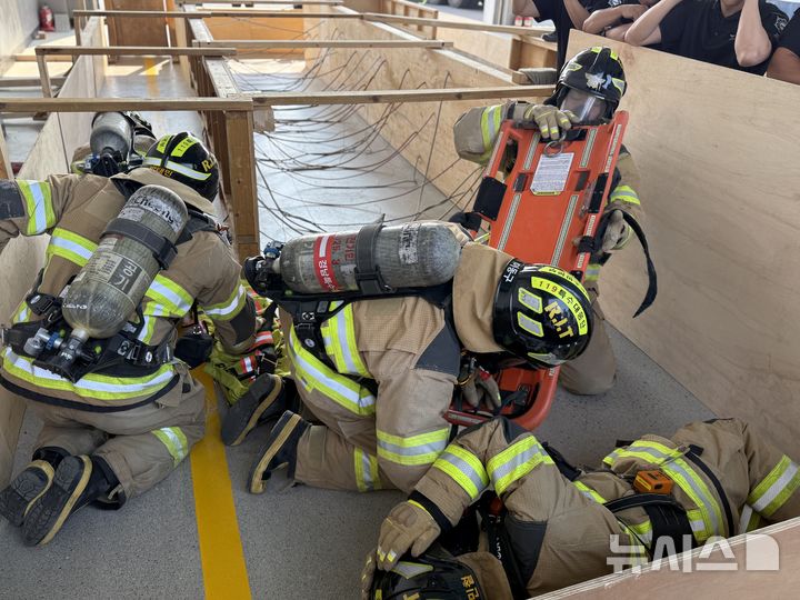 [창원=뉴시스]경상남도소방본부 경남119특수대응단 대원들이 화재나 재난 현장에서 위급한 상황에 처한 동료 소방관을 신속히 구조하기 위한 '신속동료구조 특별훈련'을 하고 있다.(사진=경남소방본부 제공) 2025.06.05. photo@newsis.com