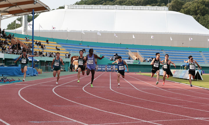 [서울=뉴시스] 제53회 KBS배 전국육상경기대회 남자 일반부 100m 결선 경기 모습. (사진 = 대한육상연맹 제공) *재판매 및 DB 금지