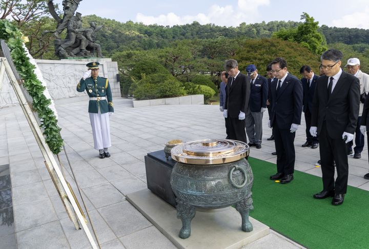 [서울=뉴시스]지난해 호국보훈의달 맞아 국립 서울현충원에서 참배하고 있는 최호권 영등포구청장.