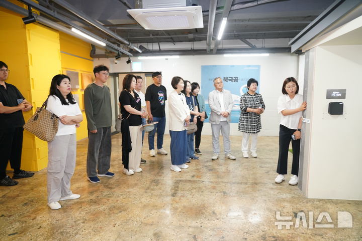 [용인=뉴시스]전주에너지센터를 둘러보는 용인시의회 의원들(사진=용인시의회 제공)2025.06.05.photo@newsis.com