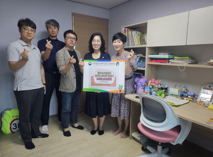 법무보호복지공단 경남지부-동행복지위원회, 지난 4일 법무보호대상자의 자녀 공부방 지원.(사진=법무보호복지공단 경남지부 제공) 2025.06.05. *재판매 및 DB 금지