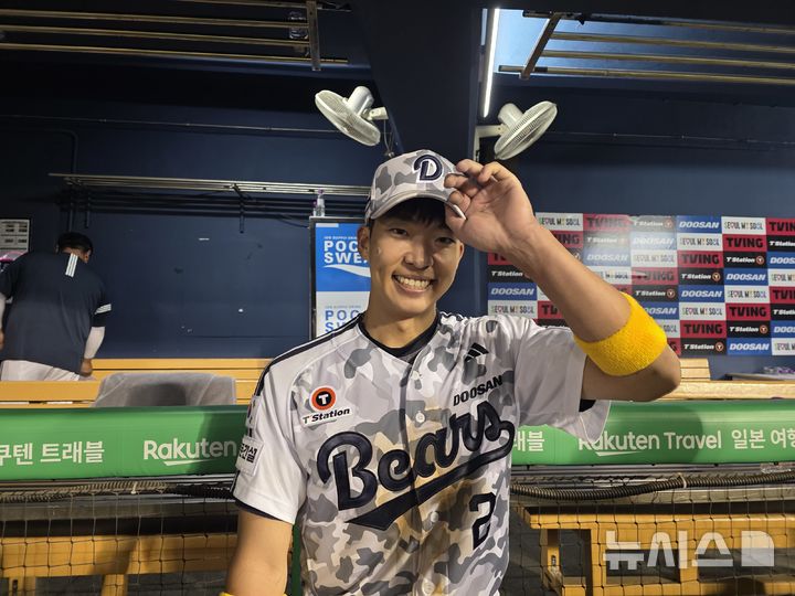 [서울=뉴시스] 김희준 기자 = 프로야구 두산 베어스의 김민석이 5일 잠실구장에서 벌어진 KIA 타이거즈와의 경기에서 연장 10회말 끝내기 안타를 친 뒤 취재진과 인터뷰를 하고 있다. 2025.06.05jinxijun@newsis.com