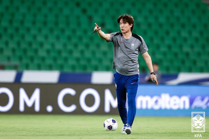 [서울=뉴시스]  2026 FIFA 북중미 월드컵 3차 예선 이라크와의 경기를 앞둔 축구대표팀 홍명보 감독이 4일(현지 시간) 이라크 바스라국제경기장에서 선수들 훈련을 지켜보고 있다. (사진=대한축구협회 제공) 2025.06.05. photo@newsis.com *재판매 및 DB 금지