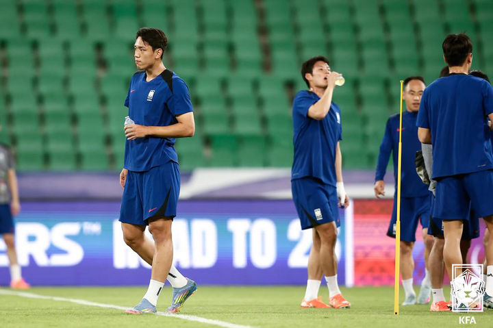 [서울=뉴시스] 2026 FIFA 북중미 월드컵 3차 예선 이라크와의 경기를 앞둔 축구대표팀 오세훈이 지난달 4일(현지 시간) 이라크 바스라국제경기장에서 훈련 중 물을 마시고 있다. (사진=대한축구협회 제공) 2025.06.05. photo@newsis.com *재판매 및 DB 금지