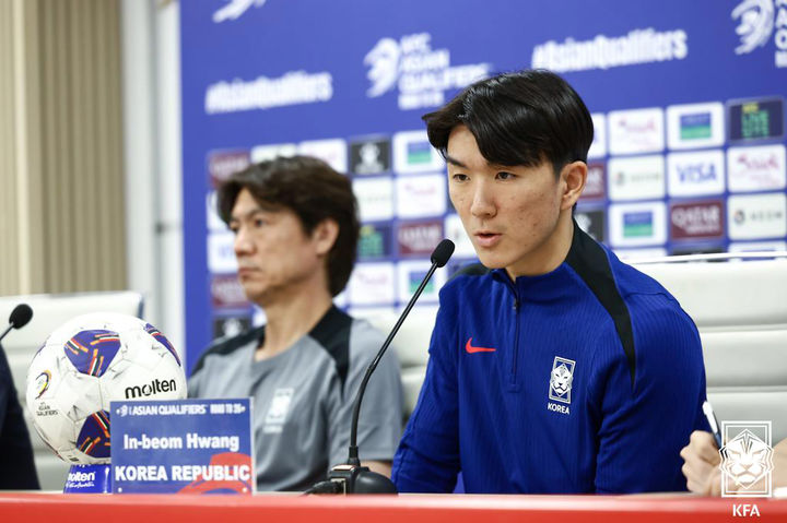 [서울=뉴시스] 2026 FIFA 북중미 월드컵 3차 예선 이라크와의 경기를 앞둔 축구대표팀 황인범이 4일(현지 시간) 이라크 바스라국제경기장에서 열린 공식 기자회견에서 발언하고 있다. 왼쪽은 홍명보 감독. (사진=대한축구협회 제공) 2025.06.05. photo@newsis.com *재판매 및 DB 금지