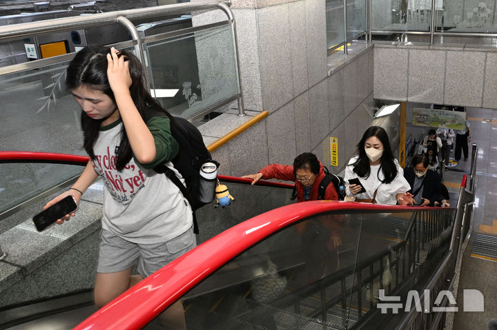 [광주=뉴시스] 이영주 기자 = 광주지역 시내버스 노조가 파업에 나선 5일 오전 광주 동구 광주도시철도1호선 금남로4가역에서 시민들이 출근길에 나서고 있다. 2025.06.05. leeyj2578@newsis.com