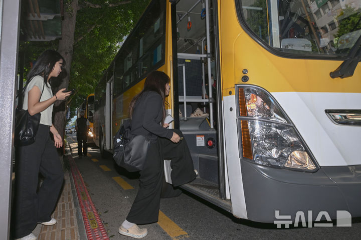 [광주=뉴시스] 이영주 기자 = 광주지역 시내버스 노조가 파업에 나선 5일 오전 광주 동구 금남로4가 시내버스 정류장에서 출근길에 오른 시민들이 버스에 올라타고 있다. 2025.06.05. leeyj2578@newsis.com