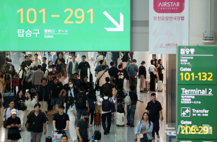 [인천공항=뉴시스] 김선웅 기자 = 현충일 연휴를 하루 앞둔 5일 인천국제공항 제1여객터미널 면세구역이 출국을 앞둔 여행객들로 붐비고 있다. 2025.06.05. mangusta@newsis.com