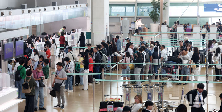 [인천공항=뉴시스] 김선웅 기자 = 지난달 5일 인천국제공항 제1여객터미널 출국장에서 여행객들이 출국 수속을 하고 있다. 2025.06.05. mangusta@newsis.com