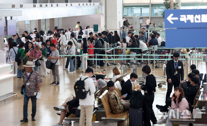[인천공항=뉴시스] 김선웅 기자 = 현충일 연휴를 하루 앞둔 5일 인천국제공항 제1여객터미널 출국장에서 여행객들이 출국 수속을 하고 있다. 2025.06.05. mangusta@newsis.com