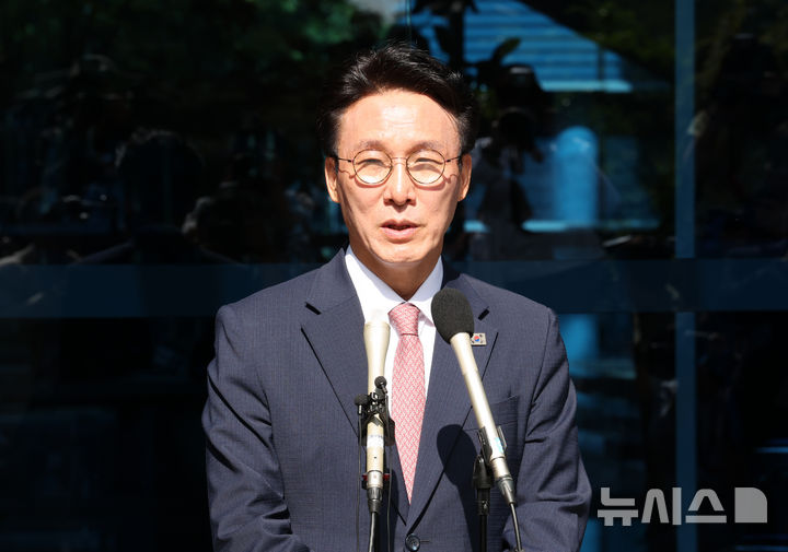 [서울=뉴시스] 배훈식 기자 = 김민석 국무총리 후보자가 5일 오전 서울 종로구 금융감독원 연수원에 마련된 인사청문회 준비사무실에 첫 출근하며 취재진의 질문에 답하고 있다. 2025.06.05. dahora83@newsis.com