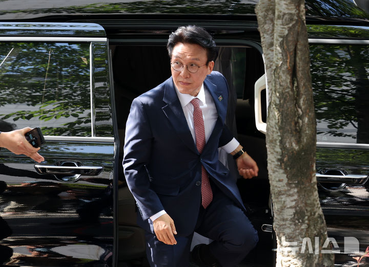 [서울=뉴시스] 배훈식 기자 = 김민석 국무총리 후보자가 5일 오전 서울 종로구 금융감독원 연수원에 마련된 인사청문회 준비사무실에 도착해 차량에서 내리고 있다. 2025.06.05. dahora83@newsis.com
