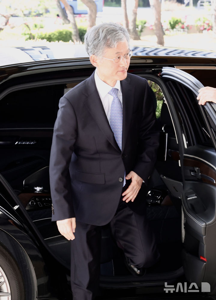 [서울=뉴시스] 김명년 기자 = 조희대 대법원장이 5일 오전 서울 서초구 대법원으로 출근하고 있다. 2025.06.05. kmn@newsis.com