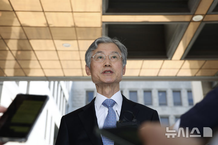 [서울=뉴시스] 김명년 기자 = 조희대 대법원장이 5일 오전 서울 서초구 대법원으로 출근하며 민주당의 대법관 증원법 관련해 입장을 밝히고 있다. 2025.06.05. kmn@newsis.com