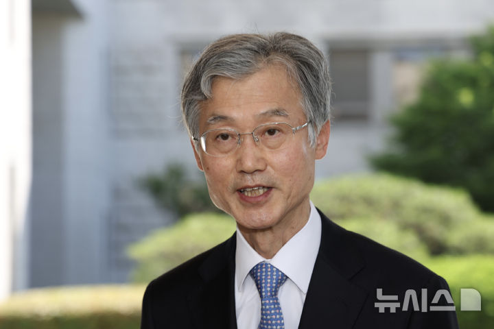 [서울=뉴시스] 김명년 기자 = 조희대 대법원장이 5일 오전 서울 서초구 대법원으로 출근하며 민주당의 대법관 증원법 관련해 입장을 밝히고 있다. 2025.06.05. kmn@newsis.com