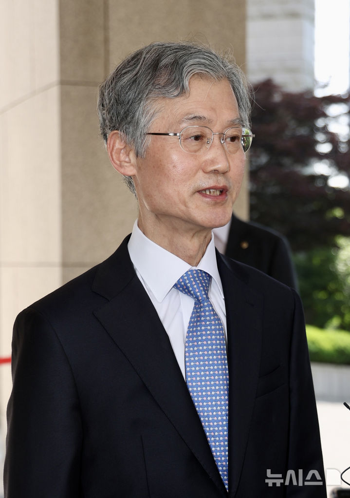 [서울=뉴시스] 김명년 기자 = 조희대 대법원장이 5일 오전 서울 서초구 대법원으로 출근하며 민주당의 대법관 증원법 관련해 입장을 밝히고 있다. 2025.06.05. kmn@newsis.com