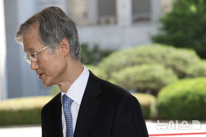 [서울=뉴시스] 김명년 기자 = 조희대 대법원장이 5일 오전 서울 서초구 대법원에서 민주당의 대법관 증원법 관련해 입장을 밝히고 이동하고 있다. 2025.06.05. kmn@newsis.com