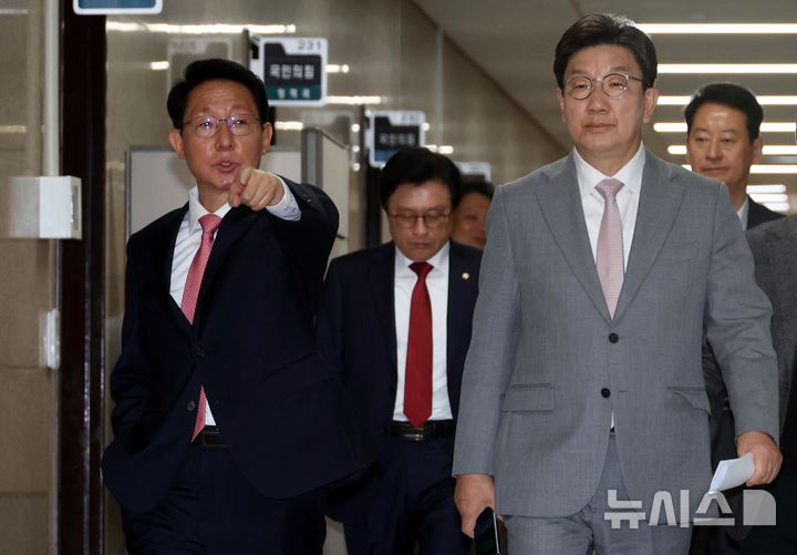 [서울=뉴시스] 조성봉 기자 = 권성동 국민의힘 원내대표와 김상훈(왼쪽) 정책위의장이 5일 오전 서울 여의도 국회에서 열린 비상대책위원회의에 참석하고 있다. 이날 비대위는 공개로 진행될 예정이었으나 당 내부사정으로 인해 비공개로 전환됐다. 2025.06.05. suncho21@newsis.com