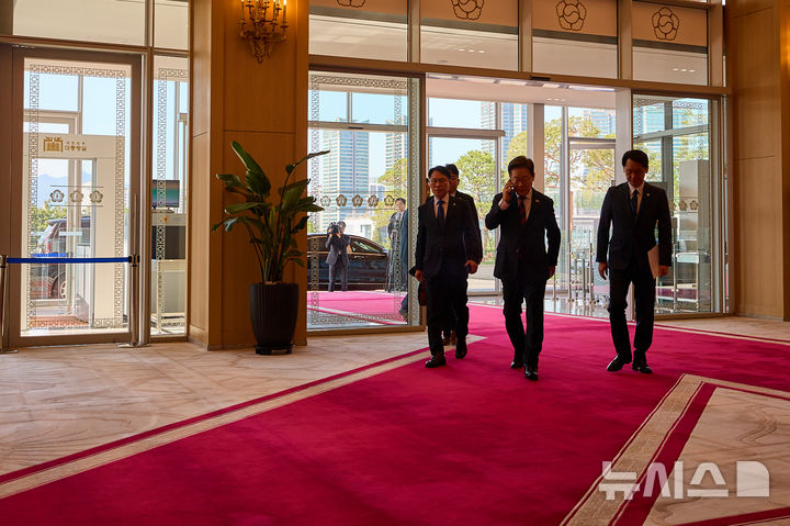 [서울=뉴시스] 이재명 대통령이 5일 서울 용산 대통령실 청사로 출근하고 있다. (사진=대통령실 제공) 2025.06.05. photo@newsis.com