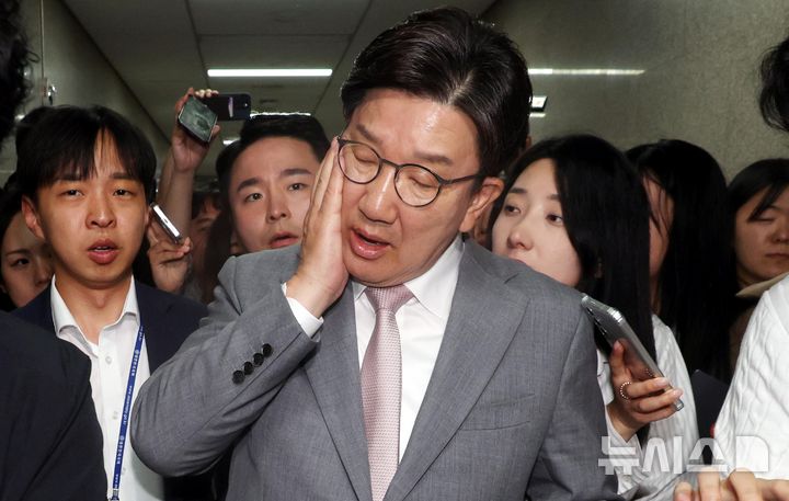 [서울=뉴시스] 조성봉 기자 = 권성동 국민의힘 원내대표가 5일 오전 서울 여의도 국회에서 이동중 취재진의 카메라에 부딪혀 괴로워하고 있다. 2025.06.05. suncho21@newsis.com