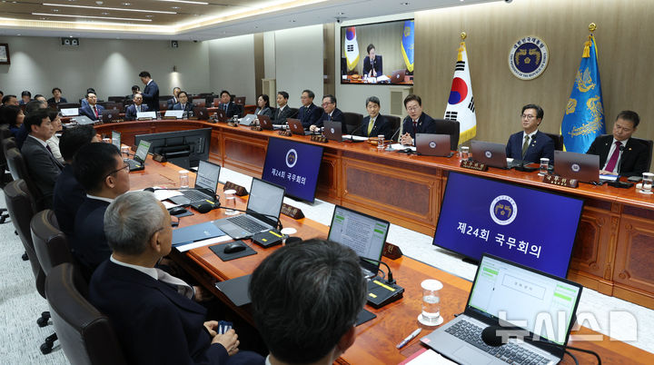 [서울=뉴시스] 고범준 기자 = 이재명 대통령이 5일 서울 용산구 대통령실 청사에서 열린 국무회의에서 발언하고 있다. 2025.06.05. bjko@newsis.com