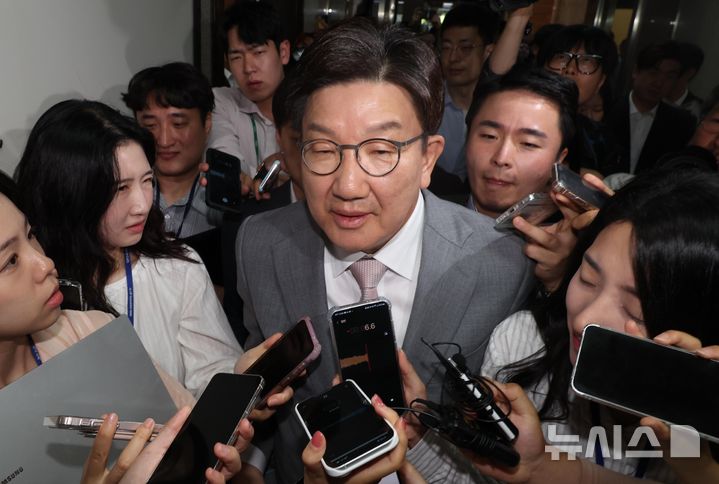 [서울=뉴시스] 조성봉 기자 = 권성동 국민의힘 원내대표가 5일 오전 서울 여의도 국회에서 김용태 비대위원장 면담을 마치고 나서며 취재진의 질문에 답변하고 있다. 2025.06.05. suncho21@newsis.com