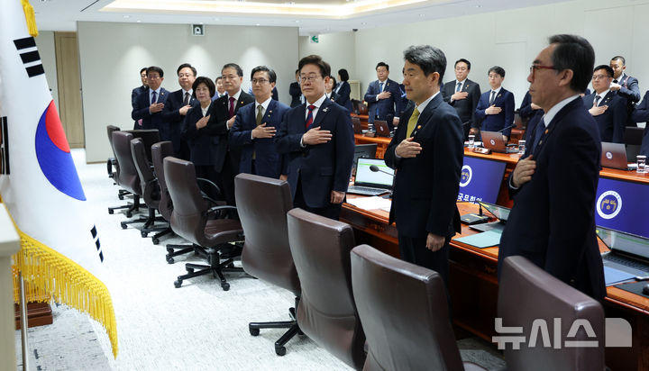 [서울=뉴시스] 고범준 기자 = 이재명 대통령이 5일 서울 용산구 대통령실 청사에서 열린 국무회의에서 국기에 경례하고 있다. 2025.06.05. bjko@newsis.com