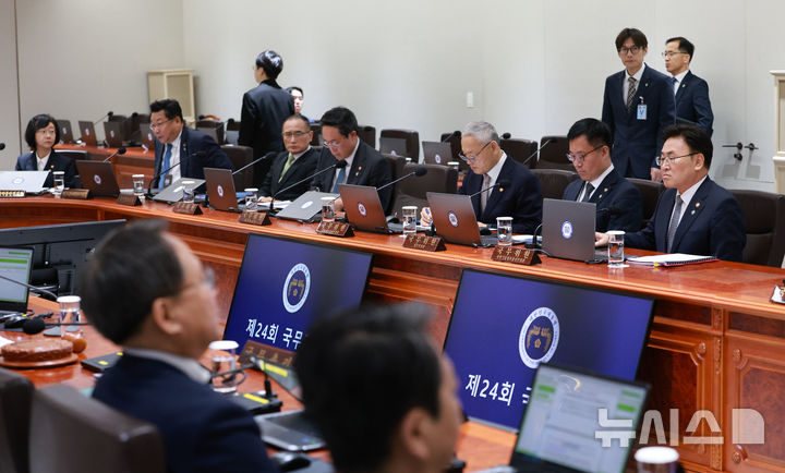 [서울=뉴시스] 고범준 기자 = 5일 서울 용산구 대통령실 청사에서 열린 국무회의에서 국무위원들이 시작을 기다리고 있다. 2025.06.05. bjko@newsis.com