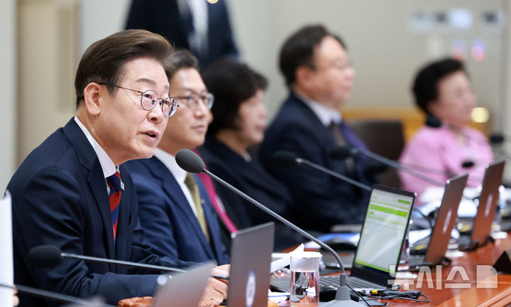 [서울=뉴시스] 고범준 기자 = 이재명 대통령이 5일 서울 용산구 대통령실 청사에서 열린 국무회의에서 발언하고 있다. 2025.06.05. bjko@newsis.com