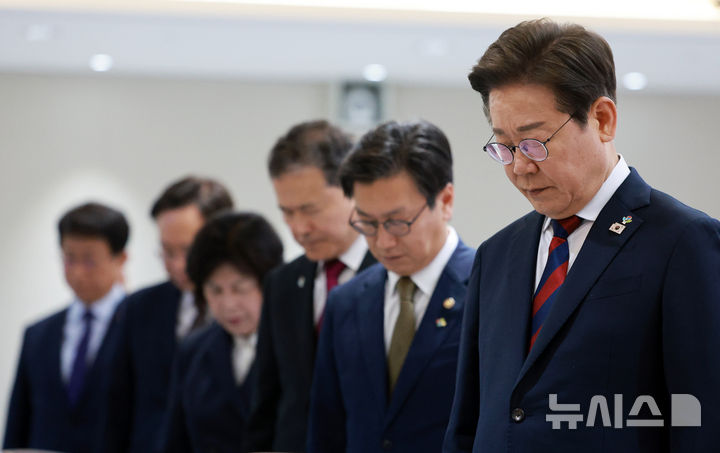 [서울=뉴시스] 고범준 기자 = 이재명 대통령이 5일 서울 용산구 대통령실 청사에서 열린 국무회의에서 묵념하고 있다. 2025.06.05. bjko@newsis.com
