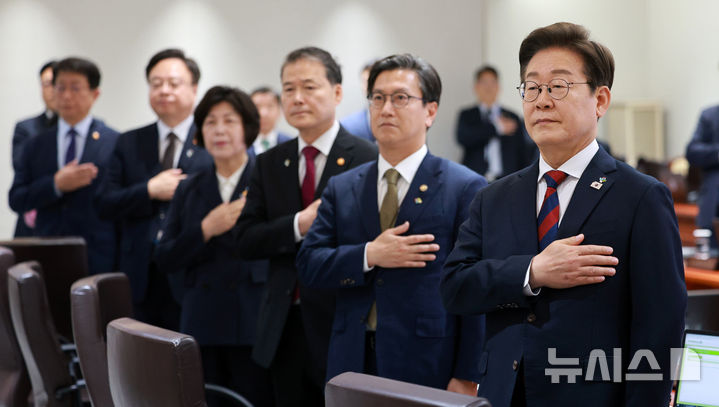 [서울=뉴시스] 고범준 기자 = 이재명 대통령이 5일 서울 용산구 대통령실 청사에서 열린 국무회의에서 국기에 경례를 하고 있다. 2025.06.05. bjko@newsis.com