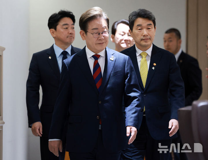 [서울=뉴시스] 고범준 기자 = 이재명 대통령이 5일 서울 용산구 대통령실 청사에서 열린 국무회의에 참석하고 있다. 2025.06.05. bjko@newsis.com