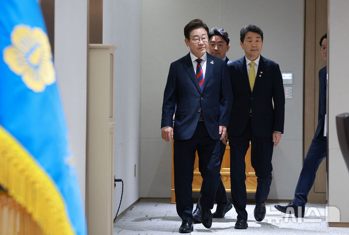 [서울=뉴시스] 고범준 기자 = 이재명 대통령이 5일 서울 용산구 대통령실 청사에서 열린 국무회의에 참석하고 있다. 2025.06.05. bjko@newsis.com