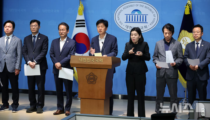 [서울=뉴시스] 조성우 기자 = 오기형(왼쪽 네 번째) 의원 등 더불어민주당 대한민국 주식시장 활성화 태스크포스(국장부활TF) 소속 의원들이 5일 오전 서울 여의도 국회 소통관에서 상법 개정안 재발의 기자회견을 하고 있다. 2025.06.05. xconfind@newsis.com