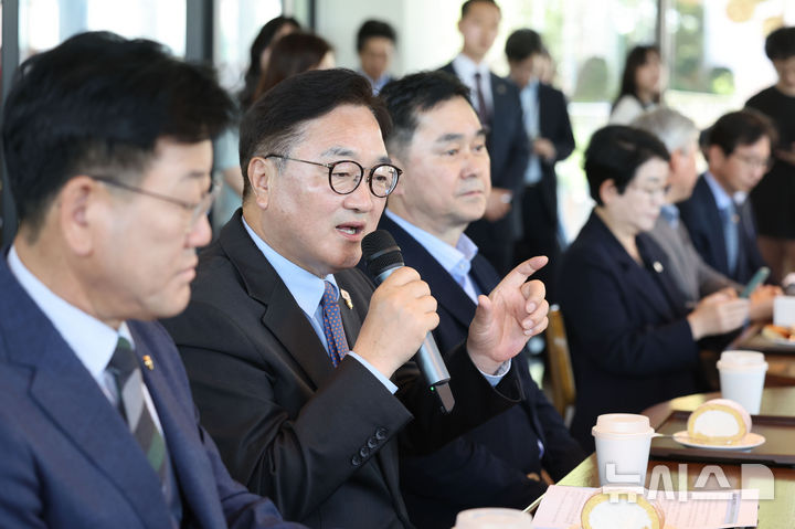 [서울=뉴시스] 권창회 기자 = 우원식 국회의장이 5일 서울 여의도 국회 강변서재에서 열린&nbsp; 6.5. 세계 환경의 날 기념 국회 기후위기특위 위원 초청 차담회에서 인사말을 하고 있다. 2025.06.05. kch0523@newsis.com