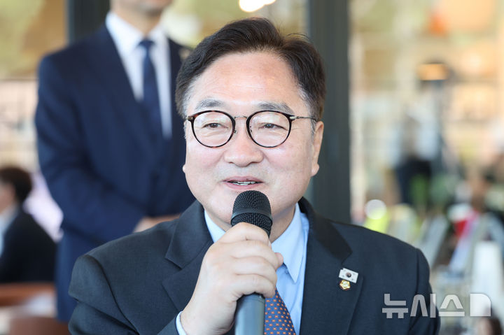[서울=뉴시스] 권창회 기자 = 우원식 국회의장이 지난 5일 서울 여의도 국회 강변서재에서 열린  6.5. 세계 환경의 날 기념 국회 기후위기특위 위원 초청 차담회에서 인사말을 하고 있다. 2025.06.05. kch0523@newsis.com