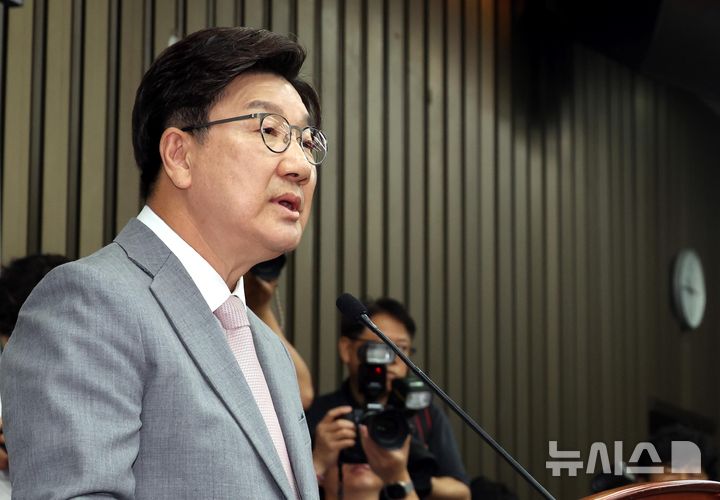 [서울=뉴시스] 조성봉 기자= 권성동 국민의힘 원내대표가 5일 오전 서울 여의도 국회에서 열린 의원총회에서 사퇴의사를 밝히고 있다.2025.06.05. suncho21@newsis.com