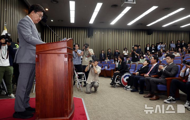 [서울=뉴시스] 조성봉 기자= 권성동 국민의힘 원내대표가 5일 오전 서울 여의도 국회에서 열린 의원총회에서 사퇴의사를 밝히고 있는 가운데 김용태(오른쪽)비대위원장이 굳은 표정을 짓고 있다. 2025.06.05. suncho21@newsis.com