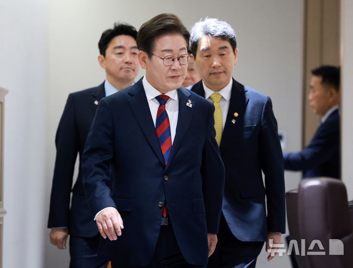 [서울=뉴시스] 고범준 기자 = 이재명 대통령이 5일 서울 용산구 대통령실 청사에서 열린 국무회의에 입장하고 있다. 2025.06.05. bjko@newsis.com