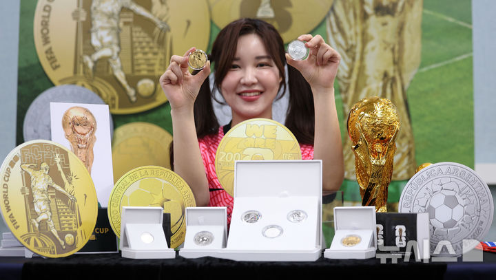 [서울=뉴시스] 김선웅 기자 = 피파 월드컵 2026 공식 기념주화 대한민국 판매권자인 풍산화동양행이 5일 서울 마포구 서울월드컵경기장에서 2026 북중미 월드컵 기념주화를 소개하고 있다. 월드컵 주화는 전 대회 우승국 아르헨티나를 비롯한 축구 강호 프랑스, 스페인 조폐국이 개막 1년을 앞두고 성공적인 개최를 기념하기 위해 제작했다. 프랑스 조폐국이 발행한 155.5g 대형 금화와 31.104g 금화, 아르헨티나 중앙은행에서 발행한 6.75g 금화, 27g 은화 그리고 세 국가가 발행한 은화를 모두 포함한 은화 3종 세트, 3D 트로피 레플리카 금도금 은(1kg, 31.1g)으로 구성된다. 선착순 예약접수는 오는 9일부터 20일까지 온오프라인을 통해 가능하다. 2025.06.05. mangusta@newsis.com