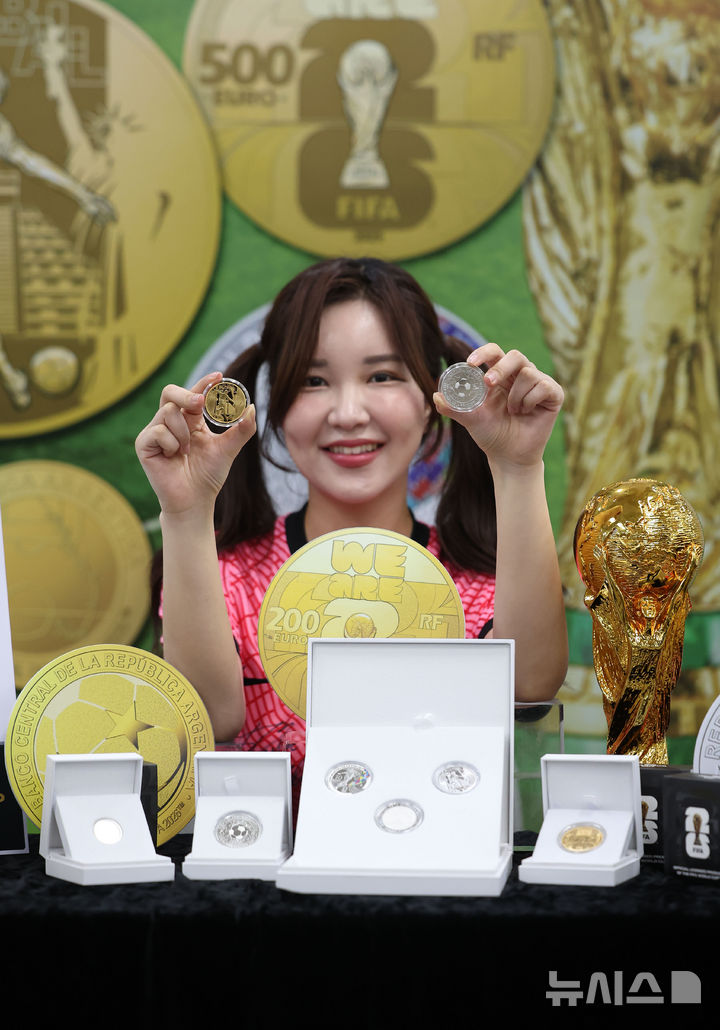 [서울=뉴시스] 김선웅 기자 = 피파 월드컵 2026 공식 기념주화 대한민국 판매권자인 풍산화동양행이 5일 서울 마포구 서울월드컵경기장에서 2026 북중미 월드컵 기념주화를 소개하고 있다. 월드컵 주화는 전 대회 우승국 아르헨티나를 비롯한 축구 강호 프랑스, 스페인 조폐국이 개막 1년을 앞두고 성공적인 개최를 기념하기 위해 제작했다. 프랑스 조폐국이 발행한 155.5g 대형 금화와 31.104g 금화, 아르헨티나 중앙은행에서 발행한 6.75g 금화, 27g 은화 그리고 세 국가가 발행한 은화를 모두 포함한 은화 3종 세트, 3D 트로피 레플리카 금도금 은(1kg, 31.1g)으로 구성된다. 선착순 예약접수는 오는 9일부터 20일까지 온오프라인을 통해 가능하다. 2025.06.05. mangusta@newsis.com