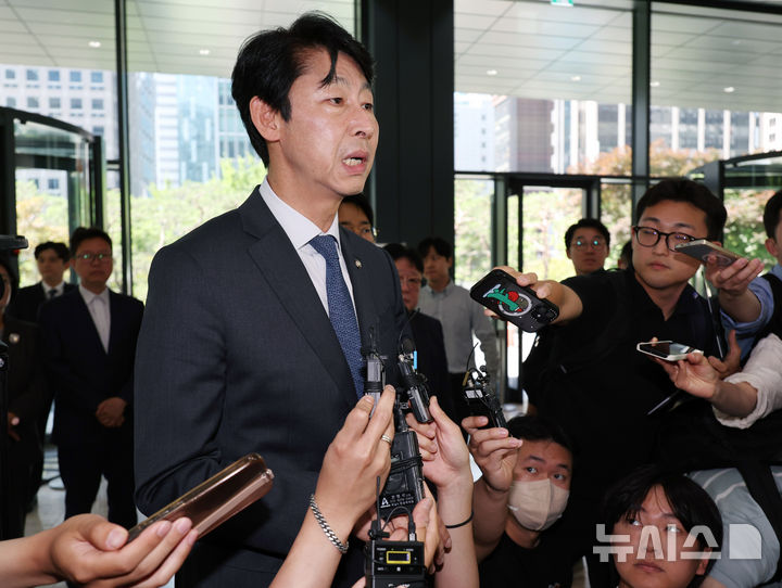 [서울=뉴시스] 김진아 기자 = 국회 과학기술정보방송통신위원회 소속 이훈기 더불어민주당 의원이 5일 최태원 SK그룹 회장에게 SK텔레콤 해킹 사태에 따른 위약금 면제를 요청하기 위해 서울 종로구 SK서린빌딩을 방문, 유영상 SK텔레콤 대표와 대화를 하고 있다. 2025.06.05. bluesoda@newsis.com