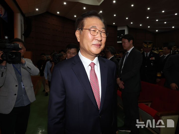 [과천=뉴시스] 이영환 기자 = 박성재 법무부 장관이 지난 6월5일 오전 경기 과천시 법무부에서 진행된 이임식을 마친 후 기념촬영을 하기위해 이동하고 있다. 2025.06.05. 20hwan@newsis.com