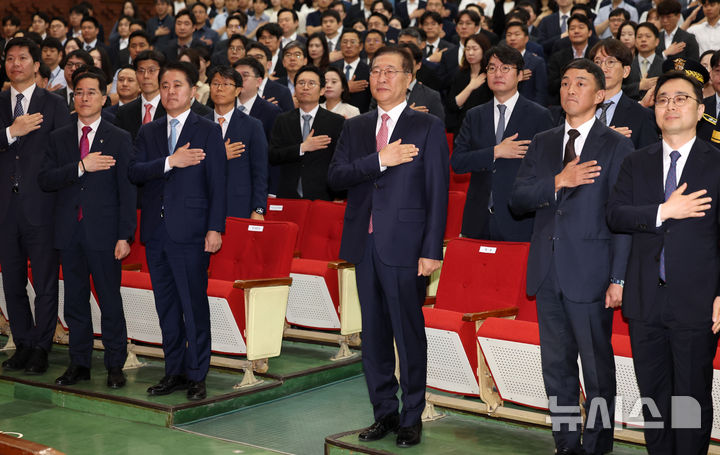 [과천=뉴시스] 이영환 기자 = 박성재(앞줄 오른쪽 세 번재) 법무부 장관이 5일 오전 경기 과천시 법무부에서 열린 이임식에 참석해 국민의례를 하고 있다. 2025.06.05. 20hwan@newsis.com