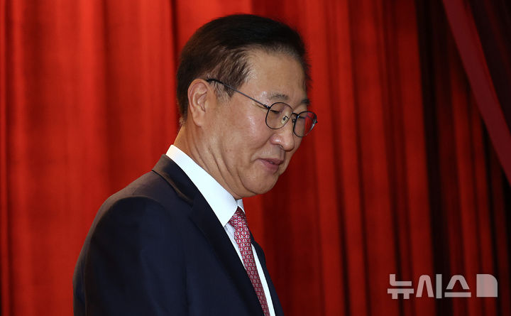 [과천=뉴시스] 이영환 기자 =12·3 비상계엄 관련 내란·외환 혐의를 수사하는 내란 특검이 24일 박성재 전 법무부 장관을 피의자 신분으로 소환했다. 박 전 장관이 6월 5일 오전 경기 과천시 법무부에서 열린 이임식에서 이임사를 마친 후 이동하고 있다. 2025.06.05. 20hwan@newsis.com